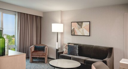 DoubleTree by Hilton Chicago - North Shore Conference Center Room Type - 1 KING BED JUNIOR SUITE