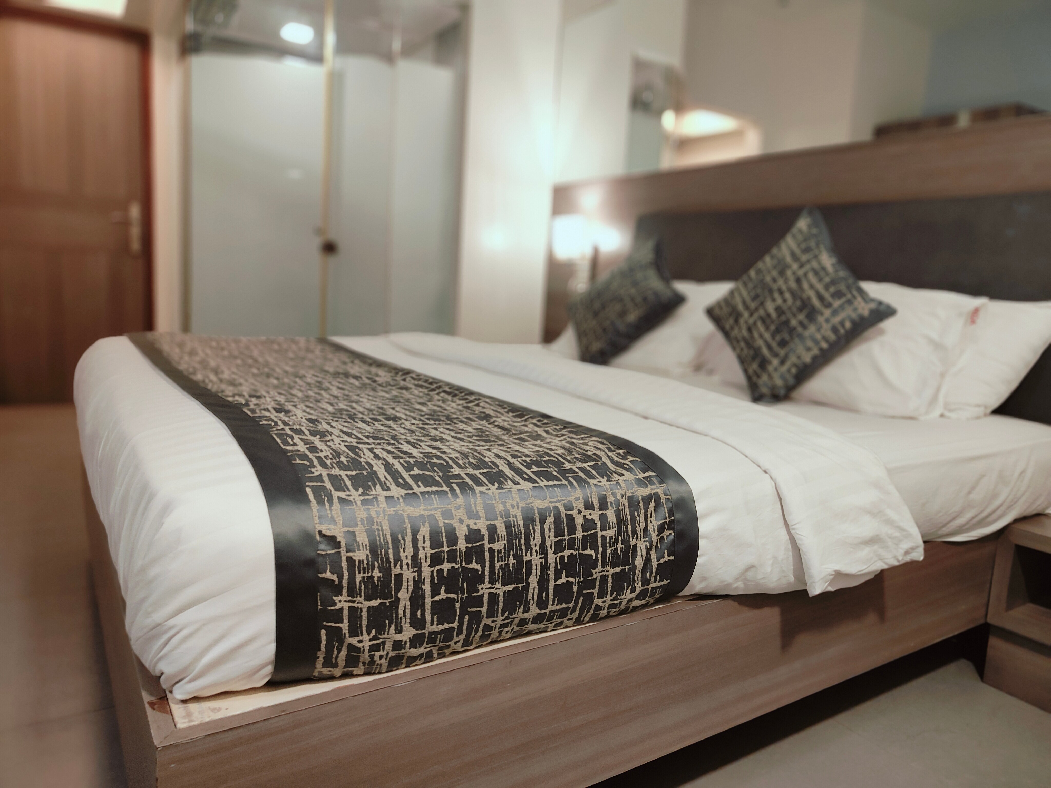 Apollo Guest House - Colaba Causeway - Tap to explore photos