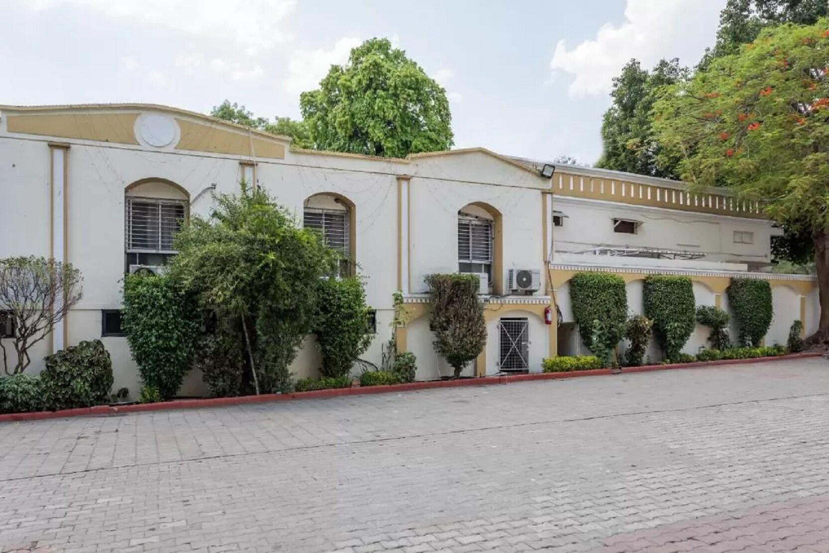 Hotel Narsingh Vatika - Tap to explore photos