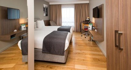 Holiday Inn LONDON - WEST Room Type - 1 Double 1 Single Standard