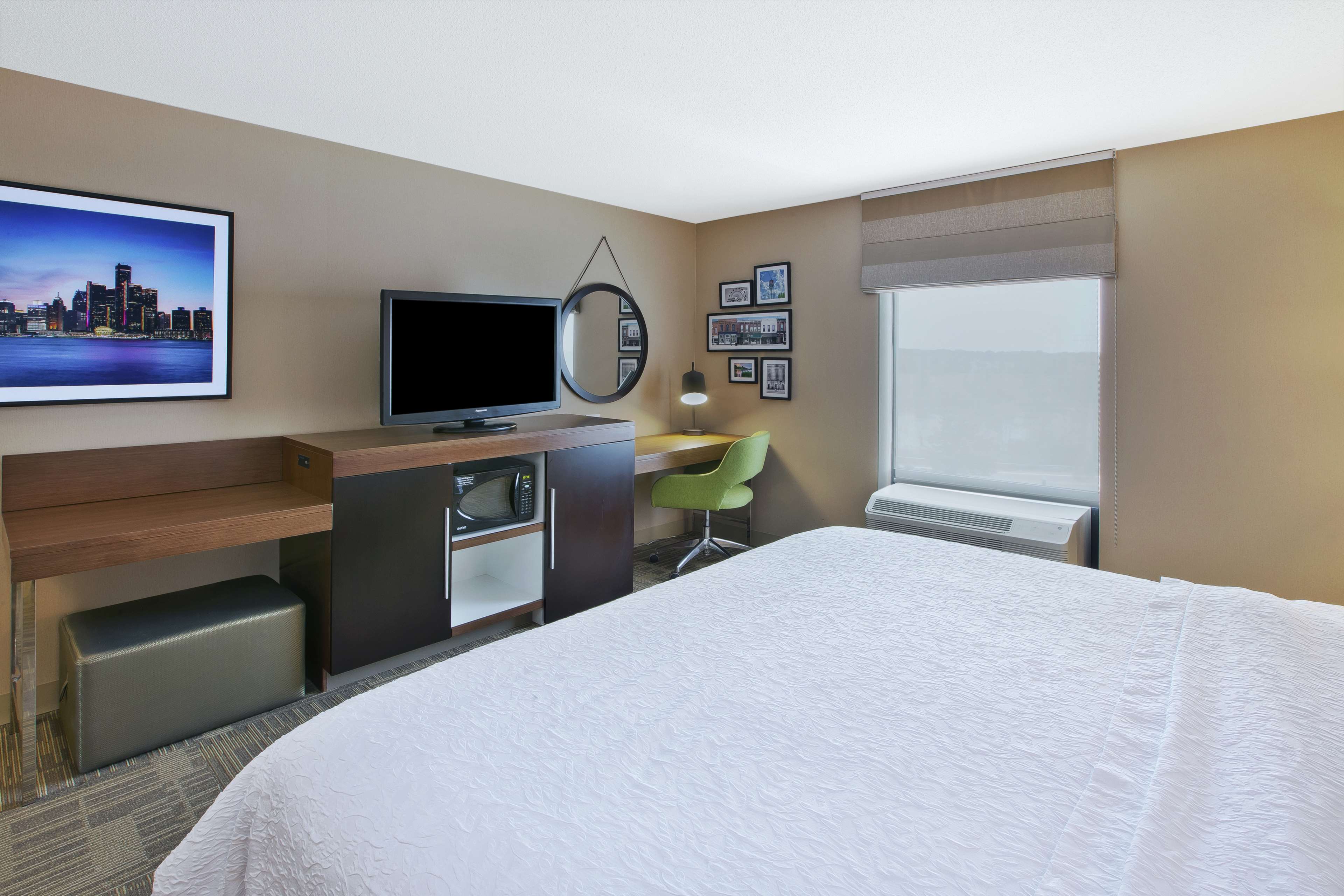 Hampton Inn Commerce/Novi - Tap to explore photos