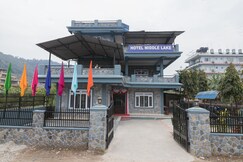 OYO 762 Hotel Middle Sky