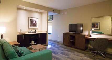 Hampton Inn & Suites by Hilton Downtown St. Paul Room Type - 1KN MIC FRG WTBR STE NS