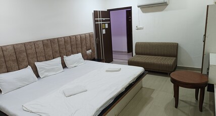 New Holiday Inn Room Type - Deluxe Ac Three Bed Room