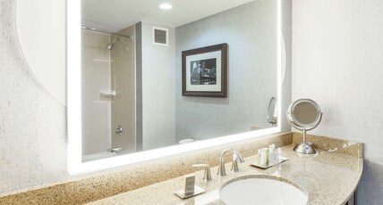 DoubleTree by Hilton Austin - University Area Room Type - 2QN MOB HR ACC RI-S NS