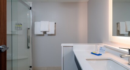 Holiday Inn Express & Suites Tulsa Downtown Room Type - 1 King Bed Suite Addl Living Area