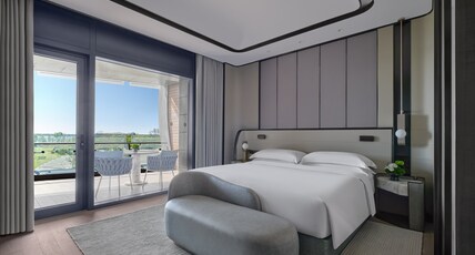 InterContinental Shanghai Harbour City, an IHG Hotel Room Type - 1 King Premium Lake View