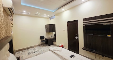 HOTEL ARYA Room Type - Deluxe AC Room HOTEL ARYA Room Type - Deluxe AC Room