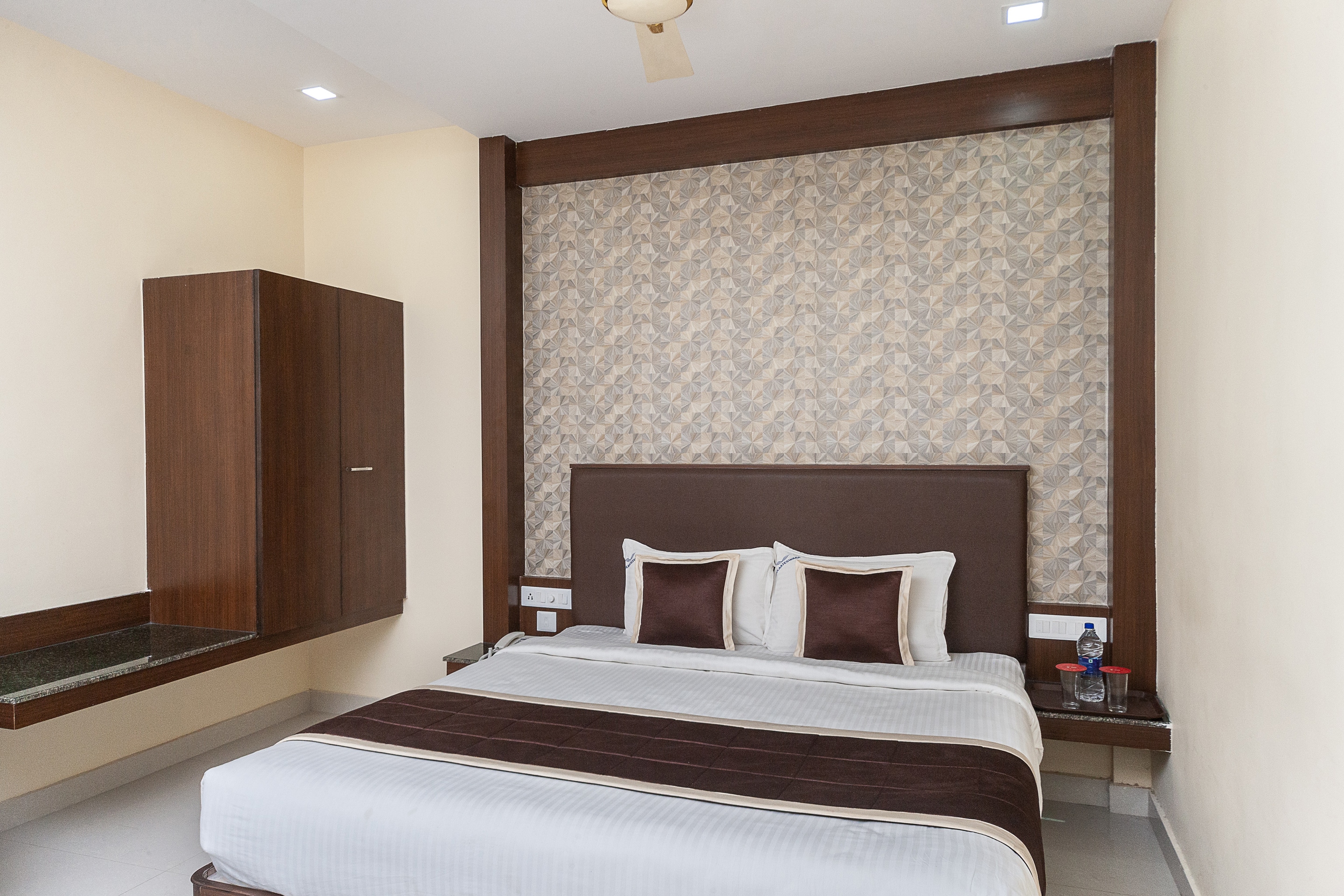HOTEL VENKAATESWARA - Tap to explore photos