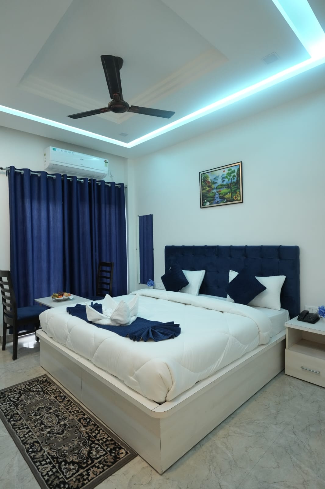 Sapphire Inn - Tap to explore photos