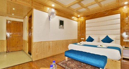 Hotel Himgiri -The Mall Road Room Type - Super Deluxe Room Mountain View From Common Balcony