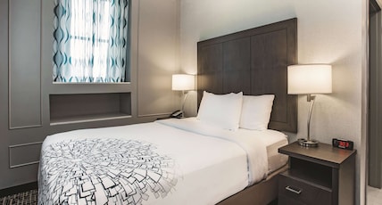 La Quinta Inn & Suites by Wyndham Baltimore Downtown Room Type - 1 Queen Bed, City View, Non-Smoking