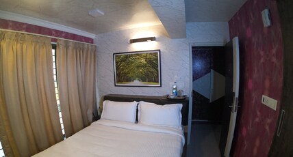 Seasons Suites JP Nagar Room Type - Luxury Queen Room
