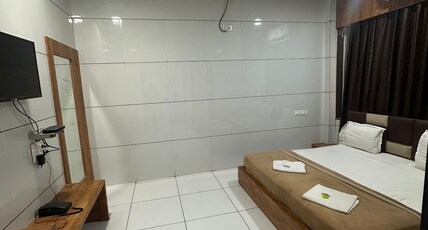 Hotel Vaibhav Room Type - Super Deluxe Room with A.C.