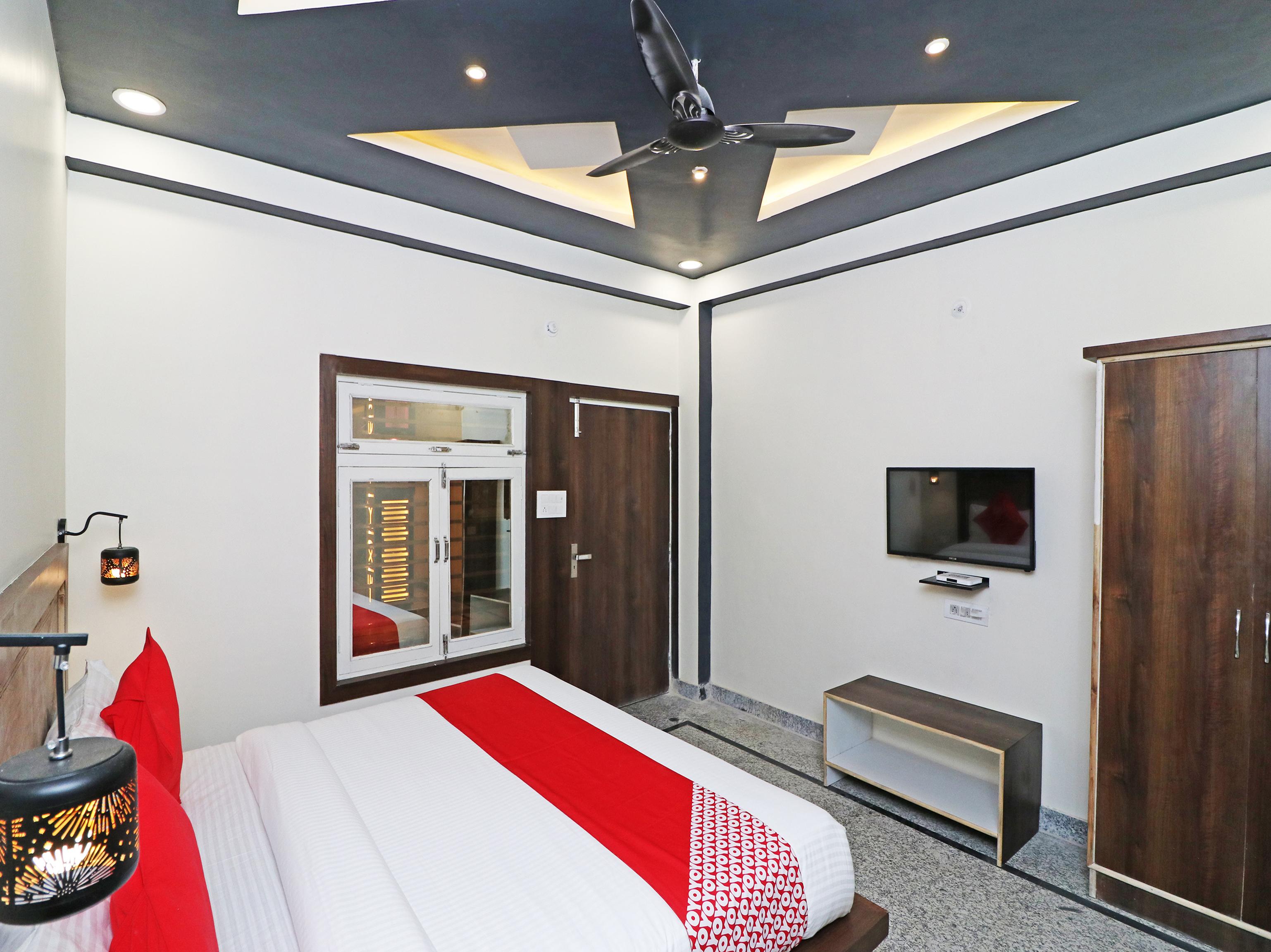 HOTEL O 03 TOWN HOUSE Shaheed Captain Shubham Gupta metro station - Tap to explore photos