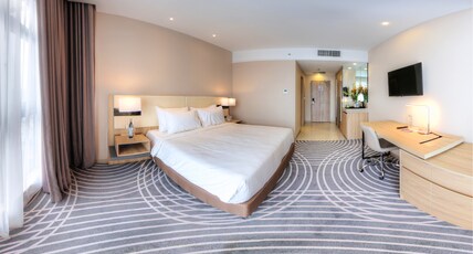 Upper View Regalia Hotel Kuala Lumpur Room Type - Deluxe Skyline King Room