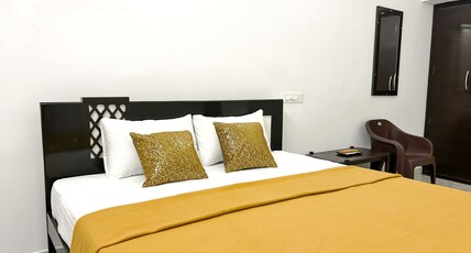 Vellora Residency Room Type - Comfort King size bed room- Hill view ( Non-Ac)