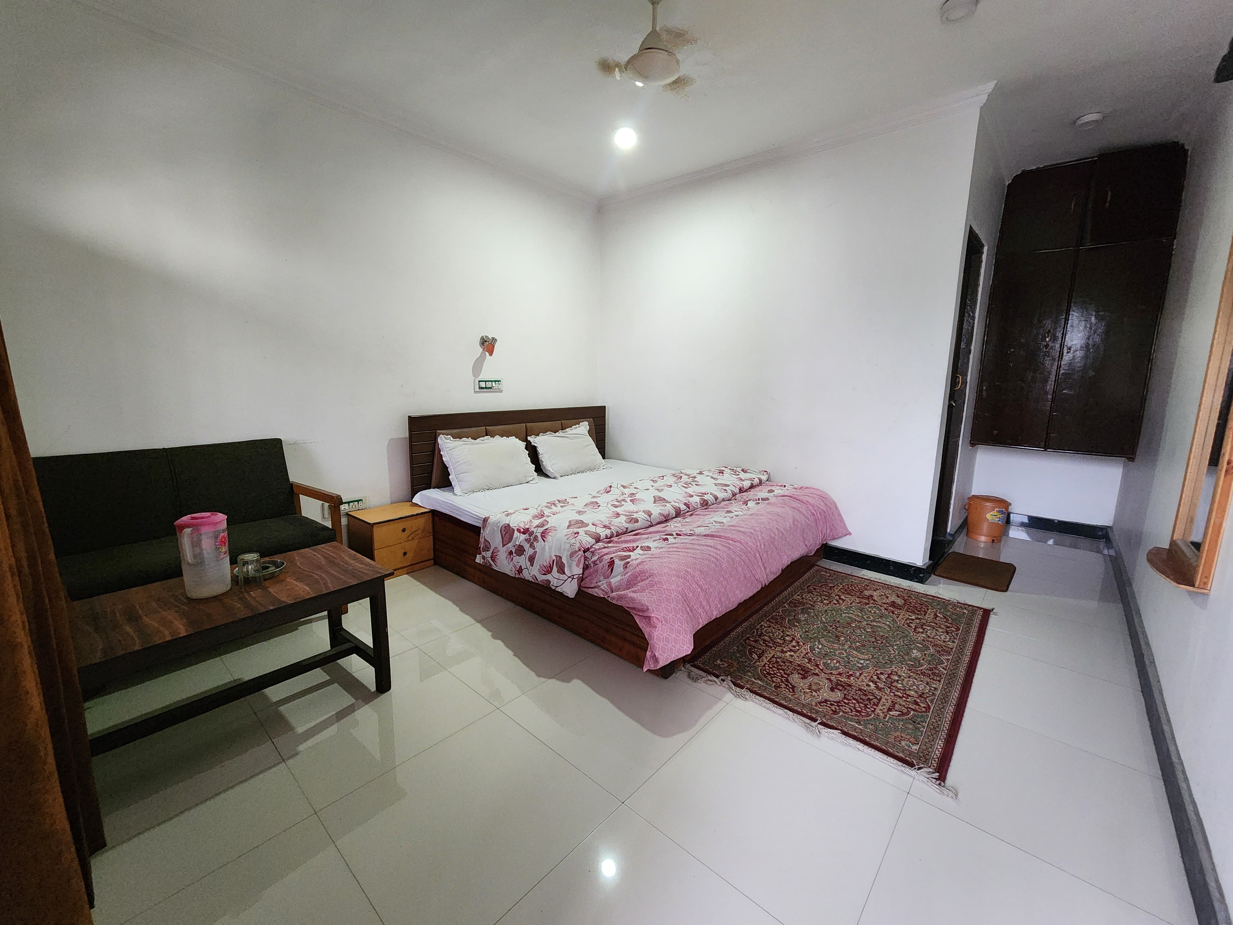 JUNAID GUEST HOUSE - Tap to explore photos