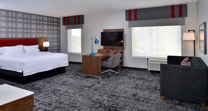 Hampton Inn & Suites Greensboro Downtown Room Type - 1KN STDO MIC FRIDG WTBR NS