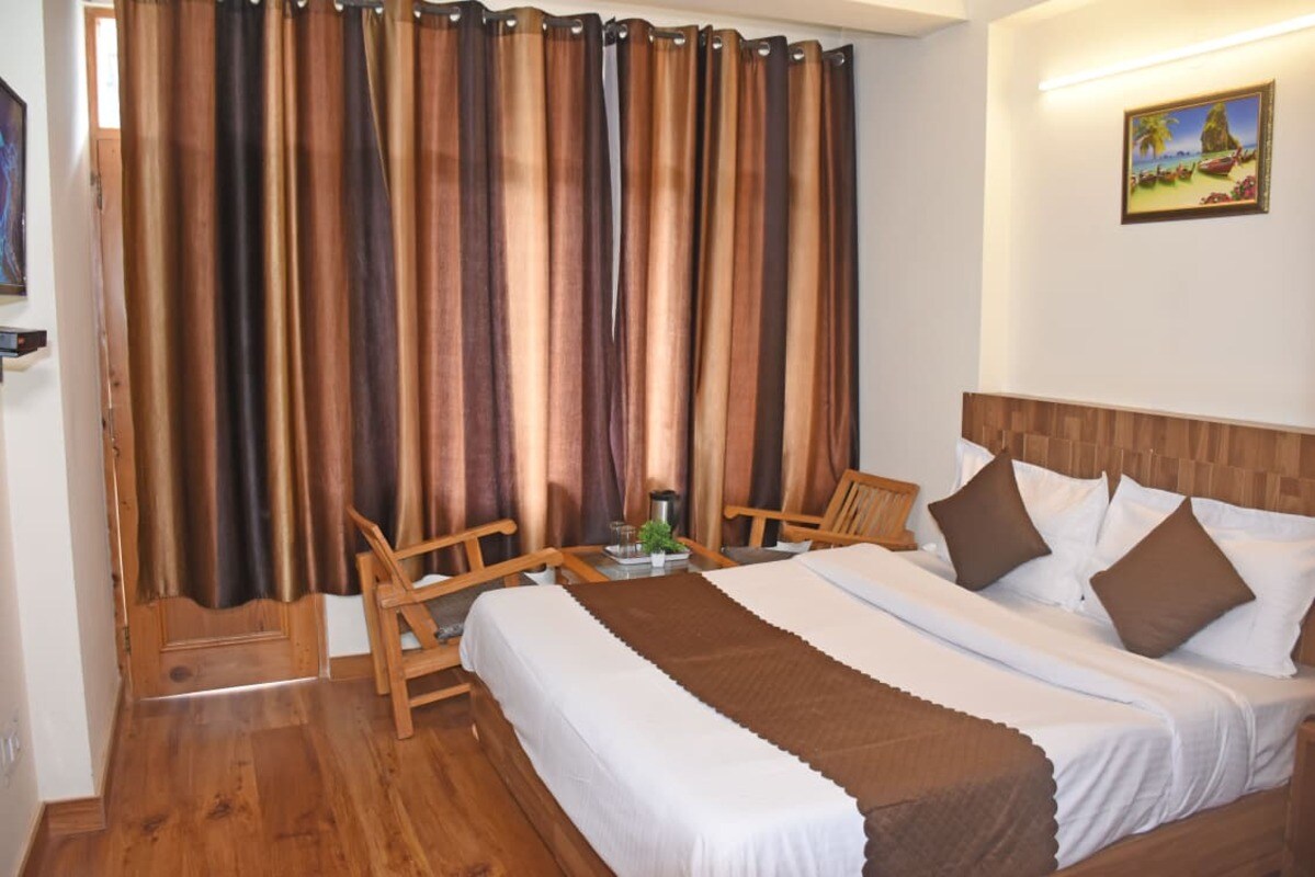 Hotel The Destination (850m from Mall Road) - Tap to explore photos