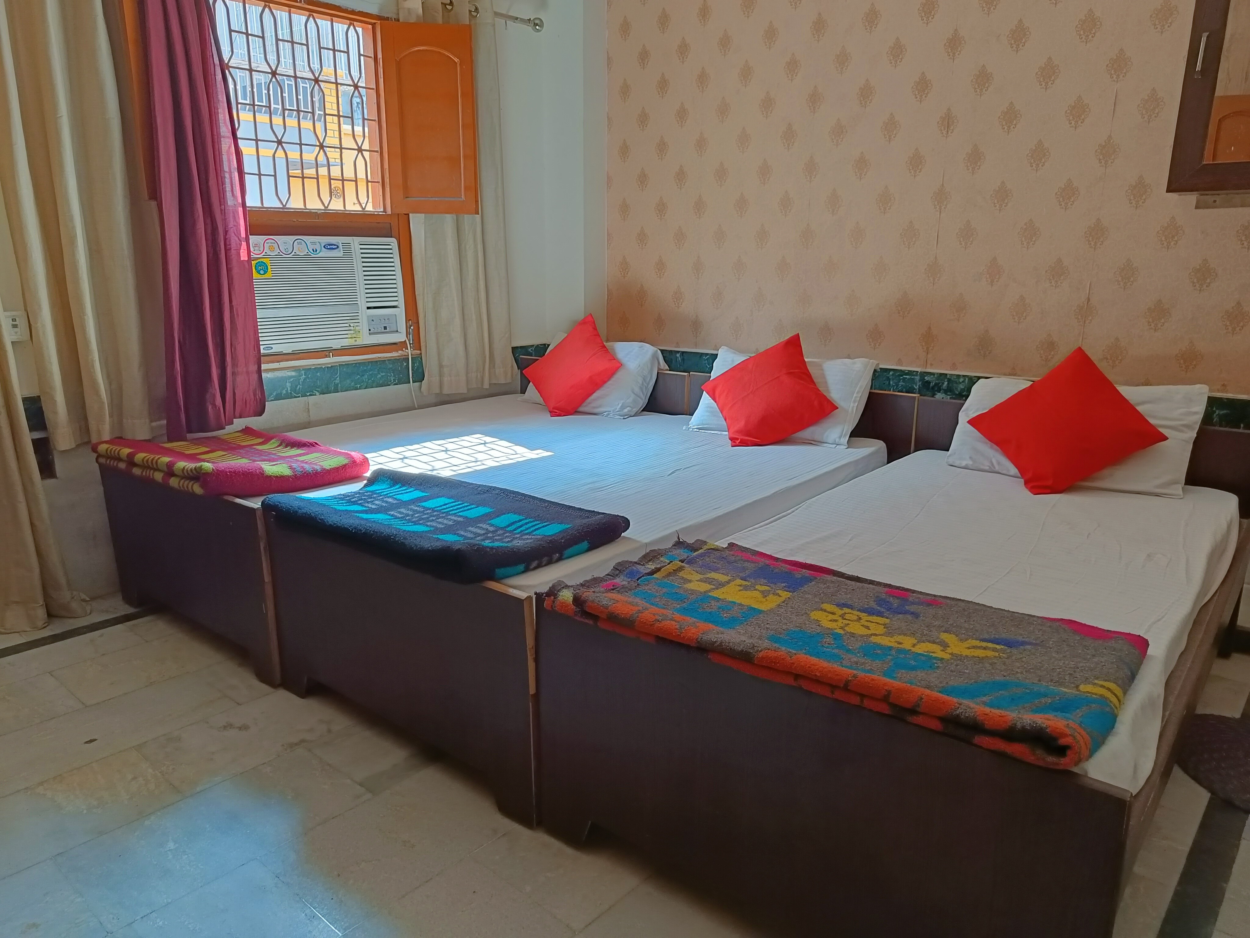 Gauri Shankar Ashram, Varanasi - Tap to explore photos