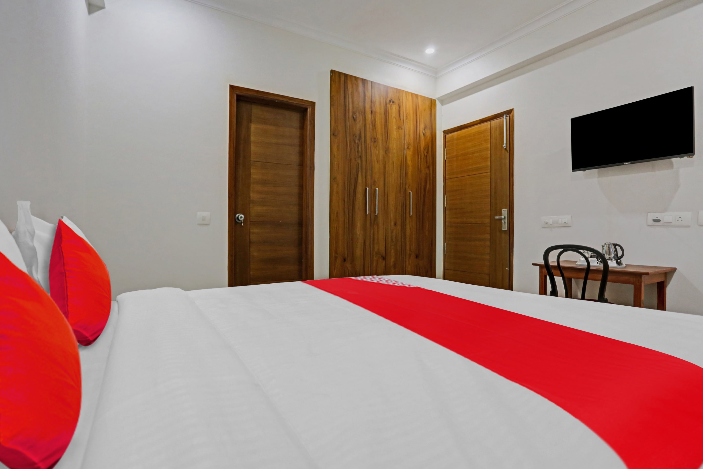 Hotel O Unicorn Rooms Near Omaxe Celebration Mall - Tap to explore photos