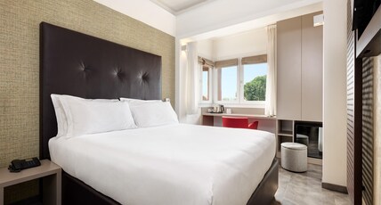 Best Western Hotel Continental Room Type - 1 Queen Bed, Non-Smoking, Business Room, Flat Screen Television, Street View, Parquet Floor