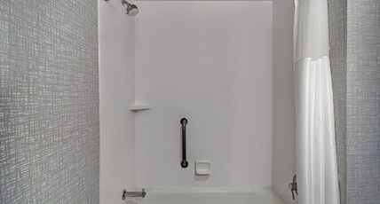 Hampton Inn Cave City, KY Room Type - 1 KING ROOM W  FRIDGE NS