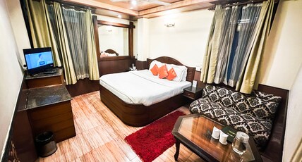 Hotel Kapil - Near Mall Road Room Type - DELUXE Room