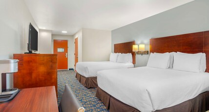 Best Western Plus Villa Del Lago Inn Room Type - 2 Queen Beds, Non-Smoking, Microwave And Refrigerator, Wi-Fi, Full Breakfast Best Western Plus Villa Del Lago Inn Room Type - 2 Queen Beds, Non-Smoking, Microwave And Refrigerator, Wi-Fi, Full Breakfast
