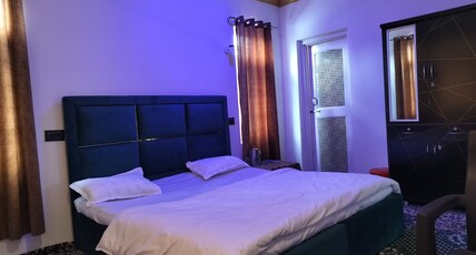 Elizabeth paying guest Room Type - Deluxe