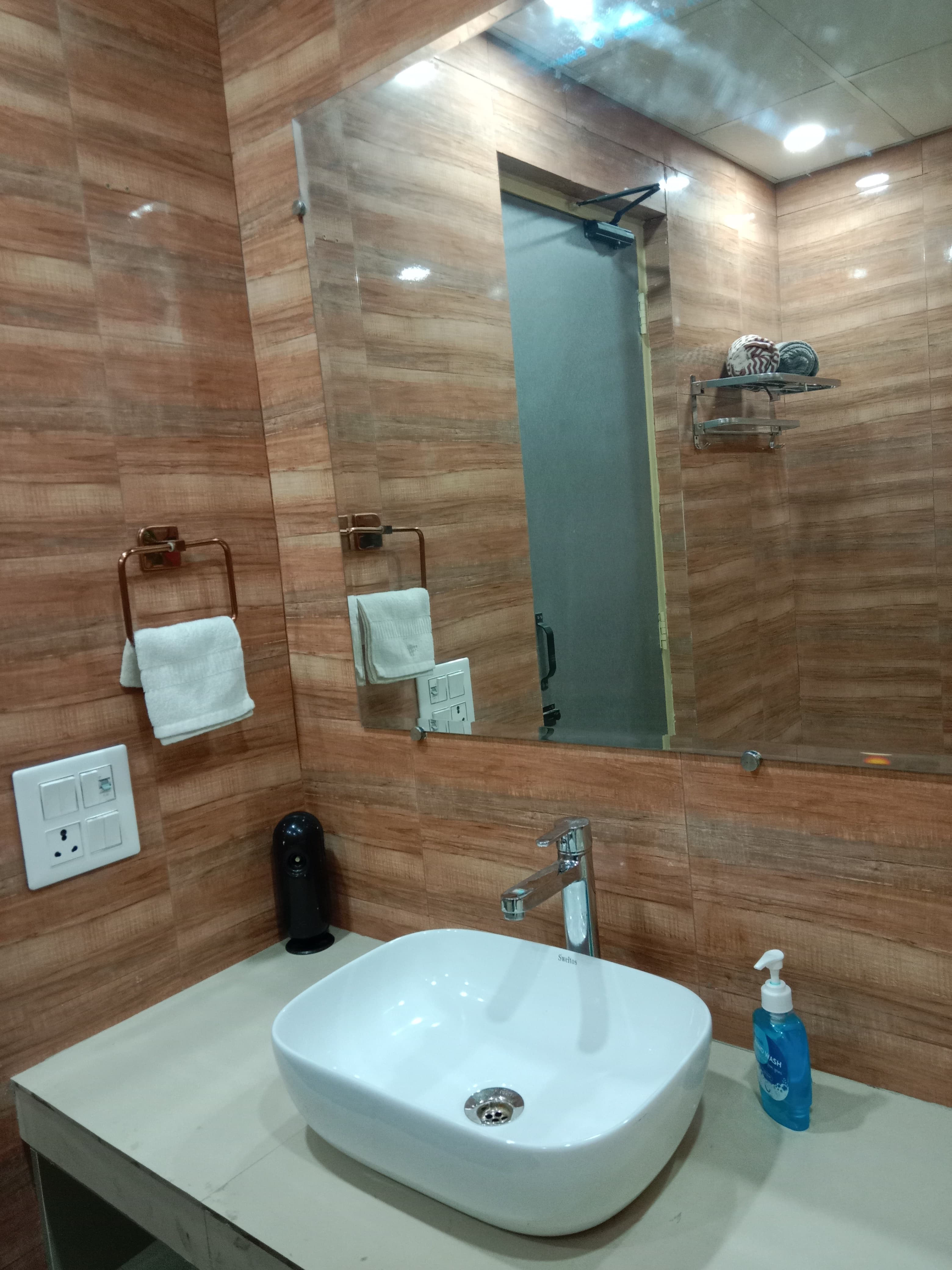 Luxury flat budget friendly - Tap to explore photos