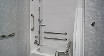 Hampton Inn Cave City, KY Room Type - 2QN MOB HEARING ACC TUB NS