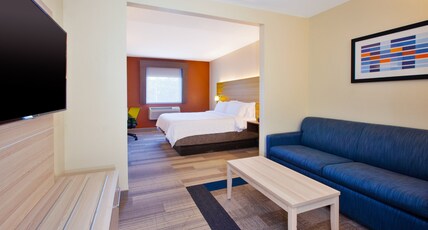 Holiday Inn Express Absecon-Atlantic City Area Room Type - 1 King Bed Suite Sofa Bed