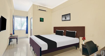 Super OYO Collection O jagadamba Junction near Beach Road Room Type - Premium Super OYO Collection O jagadamba Junction near Beach Road Room Type - Premium