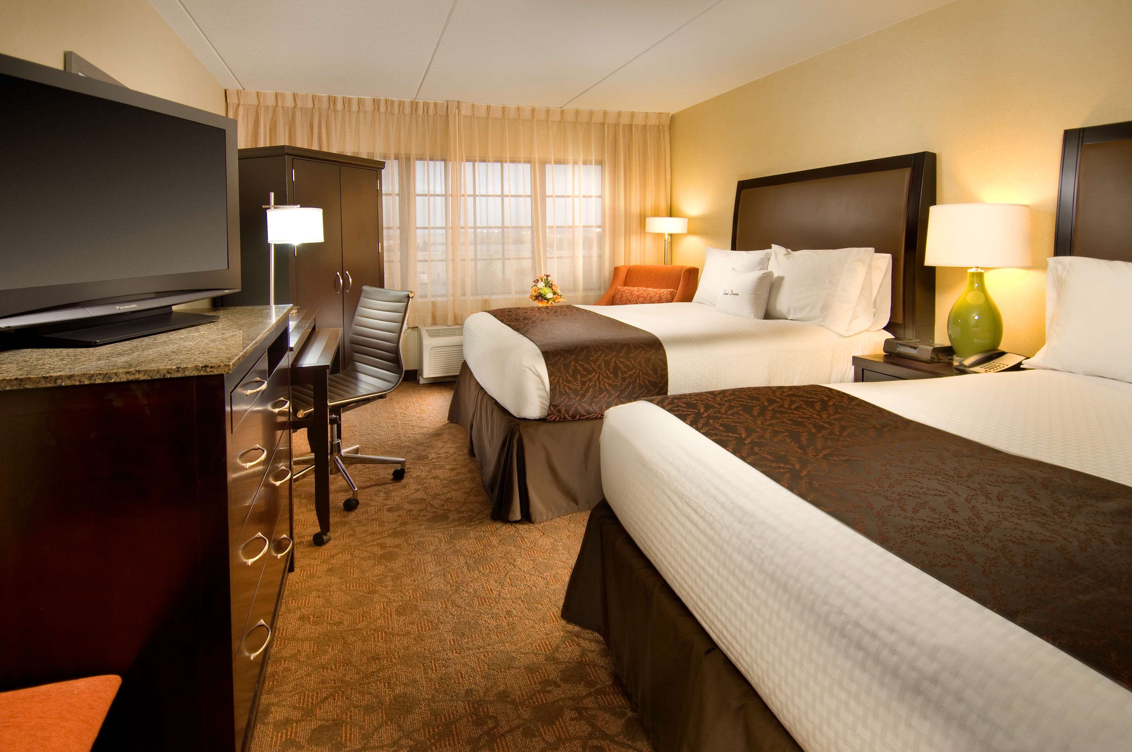 DoubleTree by Hilton Sterling - Dulles Airport - Tap to explore photos