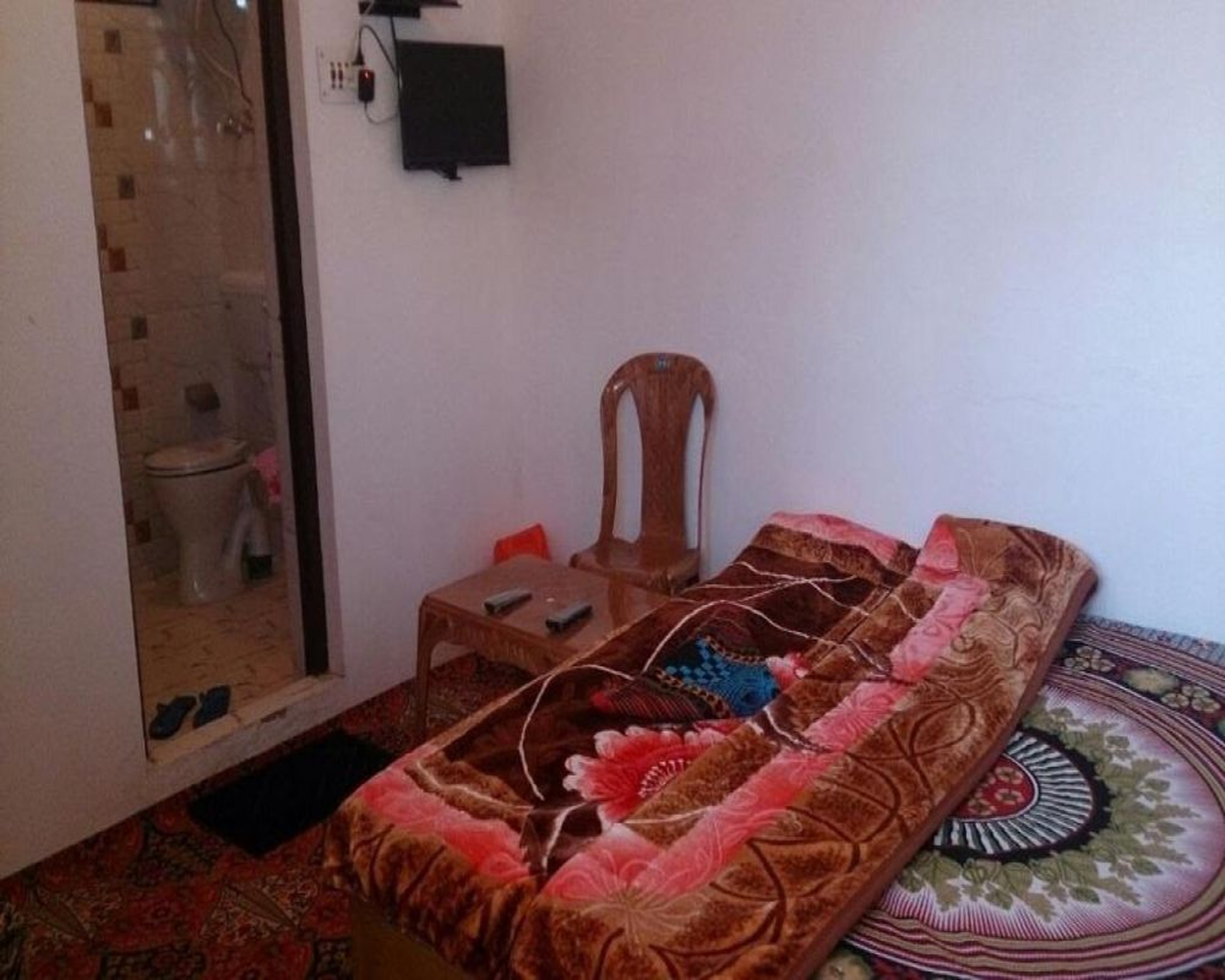 Khanday Guest House - Tap to explore photos