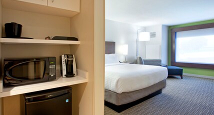 Holiday Inn Express & Suites Austin Downtown - University Room Type - 1 Kng Standard Comm Accessible Pool View Holiday Inn Express & Suites Austin Downtown - University Room Type - 1 Kng Standard Comm Accessible Pool View