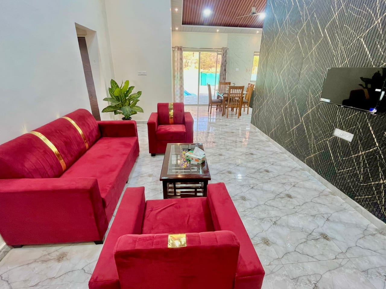 Rainforest villa - Tap to explore photos