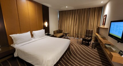 Holiday Inn Mumbai International Airport Room Type - Deluxe Room with Bathtub Holiday Inn Mumbai International Airport Room Type - Deluxe Room with Bathtub