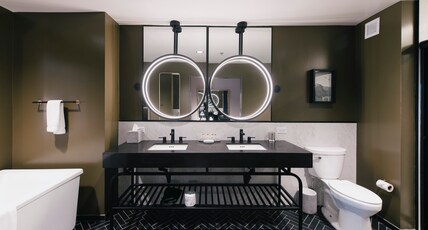Hotel Indigo COLUMBUS AT RIVERFRONT PLACE Room Type - 1 King Bed Premium