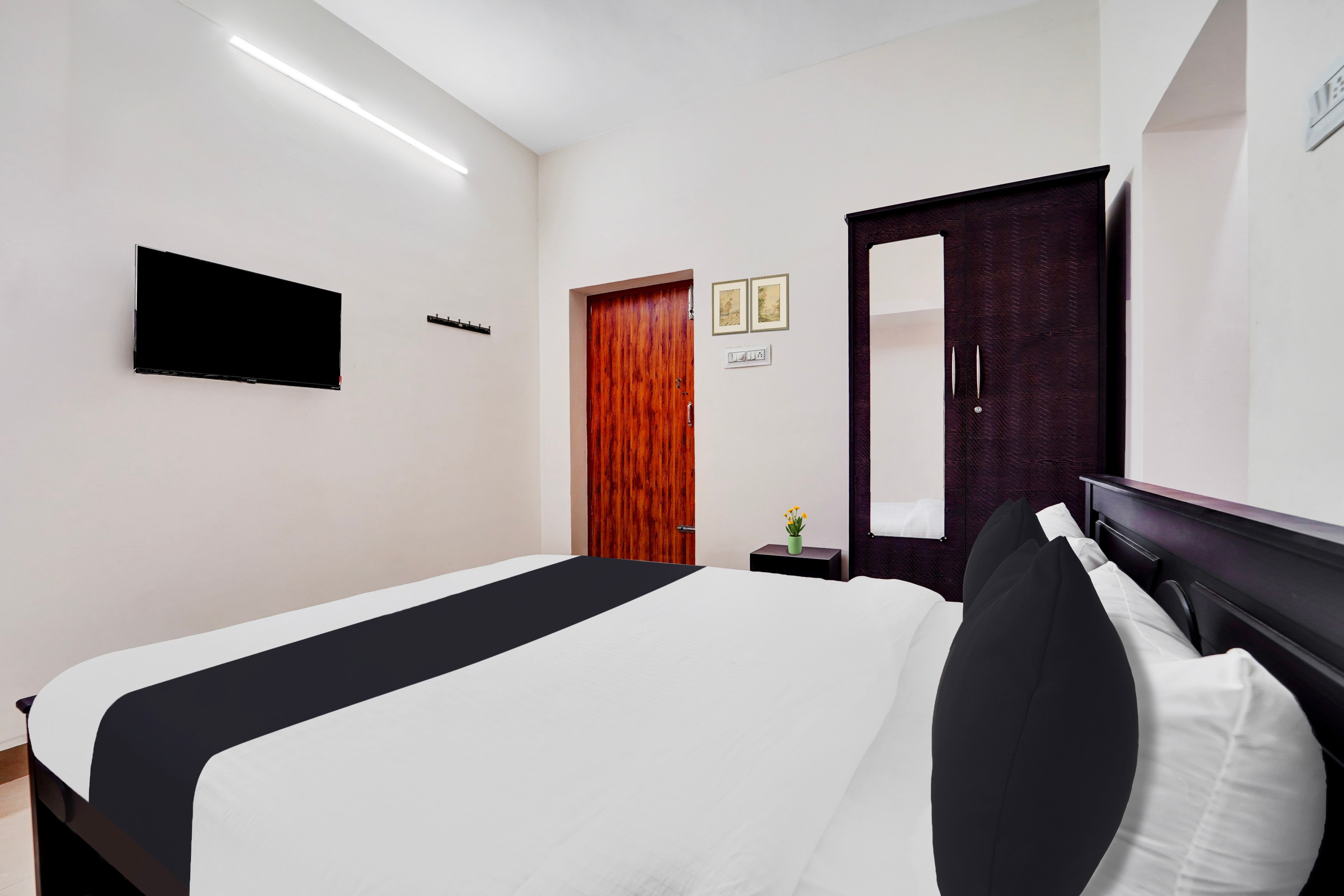 Super Hotel O Viswapuram - Tap to explore photos