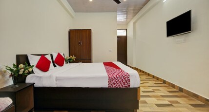 Snow View Residency Room Type - Deluxe Room with Mountain View