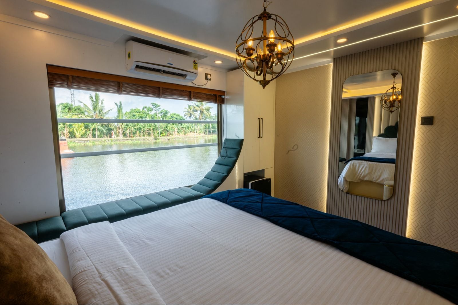 Ivaansh international Luxury Houseboat - Tap to explore photos