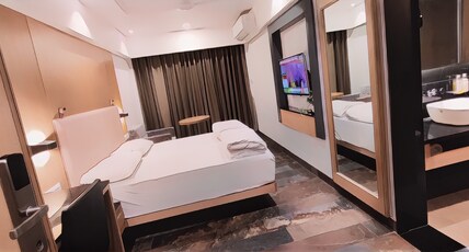 Jain's Hotel Rajhans Room Type - Deluxe