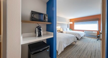 Holiday Inn Express & Suites - Staunton Room Type - 2 Queen Beds Standard Mobil Access Tub