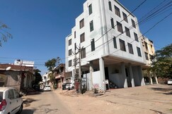 Hotel O by OYO Golden Manor Inn