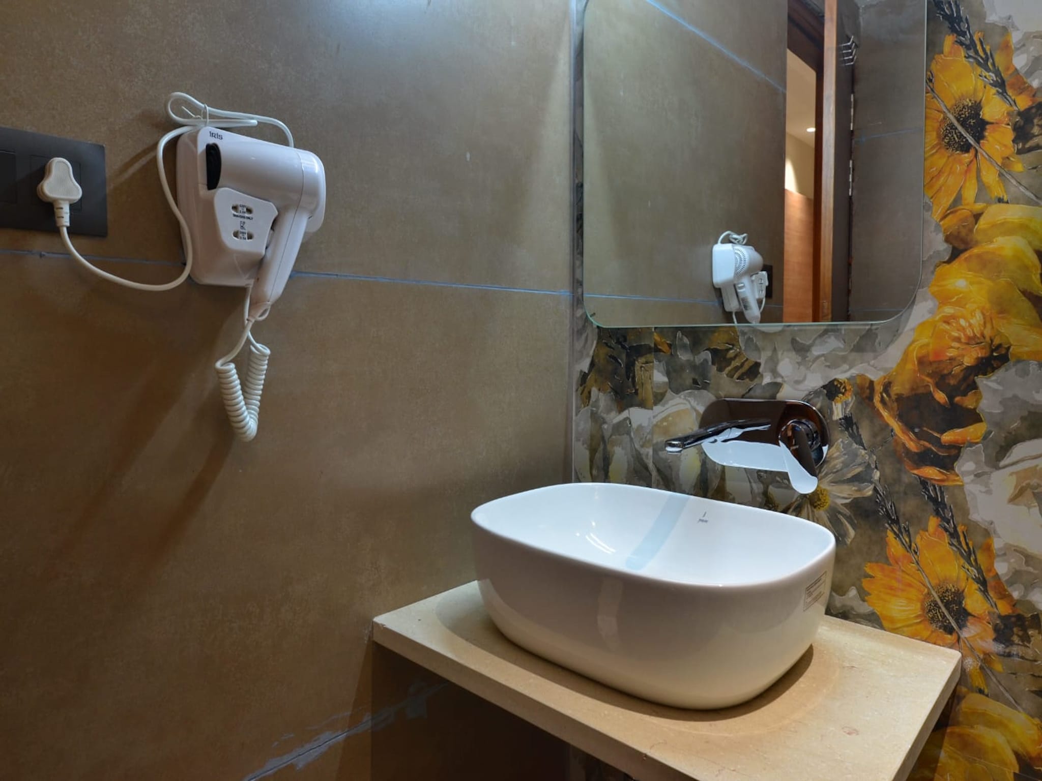 Maya Cottage - 5 Mins from Railway Station and Connaught Place - Tap to explore photos