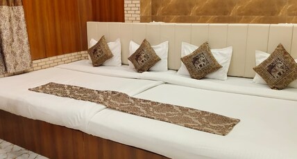 Shri Kailash Pati Guest House Room Type - Kashi Vishwanath Temple View Double Room Shri Kailash Pati Guest House Room Type - Kashi Vishwanath Temple View Double Room