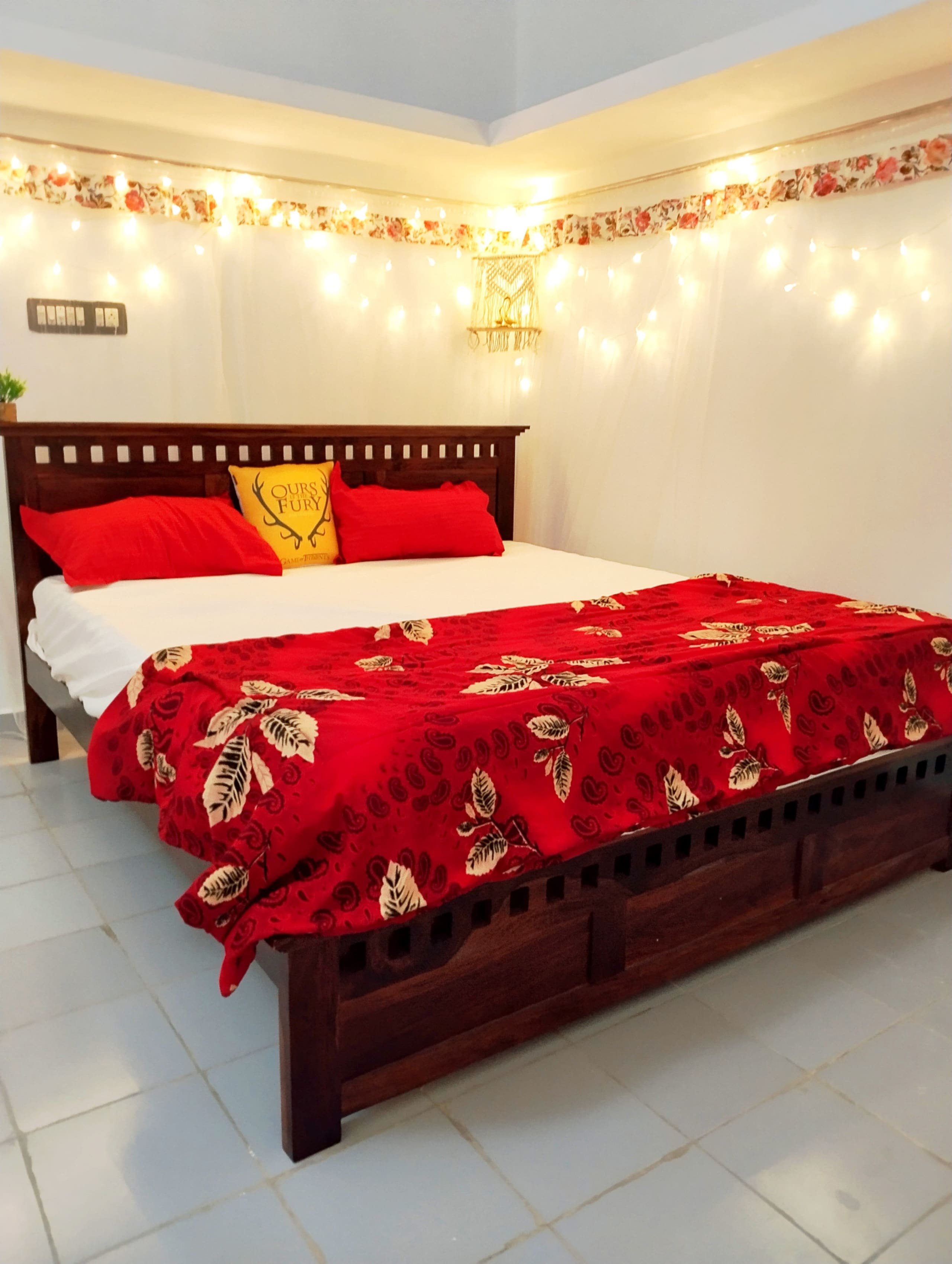 Spacious 8BHK Full Home | 4.9 km WhiteTown- Distino - Tap to explore photos